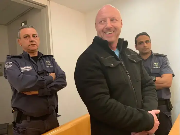 רכז המודיעין ממחוז חוף גרי רבינוביץ' המואשם בשוחד ובקשרים עם מנהל בית בושת (אתר רשמי , יואב איתיאל) רכז המודיעין ממחוז חוף גרי רבינוביץ' המואשם בשוחד ובקשרים עם מנהל בית בושת (אתר רשמי , יואב איתיאל)