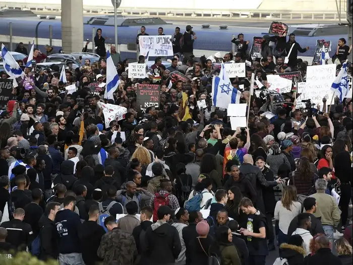 חסימת נתיבי איילון בהפגנת מחאה של בני העדה האתיופית על הריגתו של יהודה ביאדגה, צומת עזריאלי ת"א, 30 בינואר 2019 (ראובן קסטרו) חסימת נתיבי איילון בהפגנת מחאה של בני העדה האתיופית על הריגתו של יהודה ביאדגה, צומת עזריאלי ת"א, 30 בינואר 2019 (ראובן קסטרו)