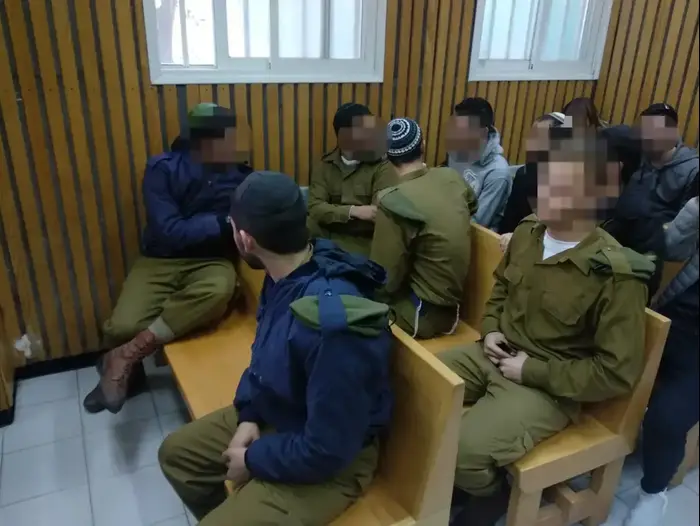 הקראת כתב האישום בעניינם של לוחמי גדוד נצח יהודה שעל פי החשד היכו פלסטינים, בית דין צבאי ביפו, 31 בינואר 2019 (אבי כהן) הקראת כתב האישום בעניינם של לוחמי גדוד נצח יהודה שעל פי החשד היכו פלסטינים, בית דין צבאי ביפו, 31 בינואר 2019 (אבי כהן)