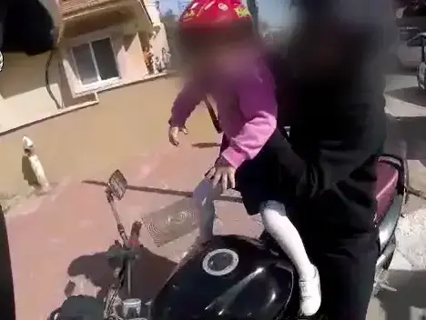 תיעוד ממצלמת הקסדה
רוכב אופנוע בן 33, תושב הדרום, נתפס ע"י המשטרה
כשהוא מרכיב את בתו בת ה-4, ללא רישיון נהיגה (דוברות משטרת ישראל) תיעוד ממצלמת הקסדה
רוכב אופנוע בן 33, תושב הדרום, נתפס ע"י המשטרה
כשהוא מרכיב את בתו בת ה-4, ללא רישיון נהיגה (דוברות משטרת ישראל)