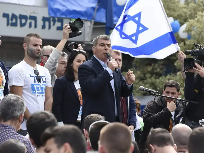 לקראת הבחירות - הצבעה בבית הספר בליך, רמת גן, 5 במרץ 2018
גבי אשכנזי (ראובן קסטרו) לקראת הבחירות - הצבעה בבית הספר בליך, רמת גן, 5 במרץ 2018
גבי אשכנזי (ראובן קסטרו)