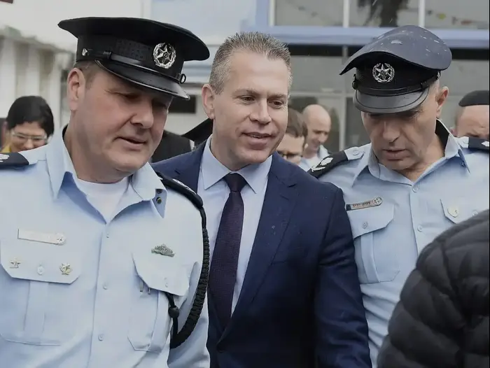 השר לביטחון פנים, גלעד ארדן במהלך טקס חילופי מפקדים באגף התנועה בבית דגן, 14 במרץ 2019 (ראובן קסטרו) השר לביטחון פנים, גלעד ארדן במהלך טקס חילופי מפקדים באגף התנועה בבית דגן, 14 במרץ 2019 (ראובן קסטרו)