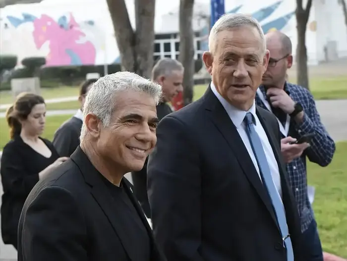 יאיר לפיד ובני גנץ בחשיפת התוכנית הכלכלית-חברתית של כחול לבן, גני התערוכה, 21 במרץ 2019 (ראובן קסטרו) יאיר לפיד ובני גנץ בחשיפת התוכנית הכלכלית-חברתית של כחול לבן, גני התערוכה, 21 במרץ 2019 (ראובן קסטרו)