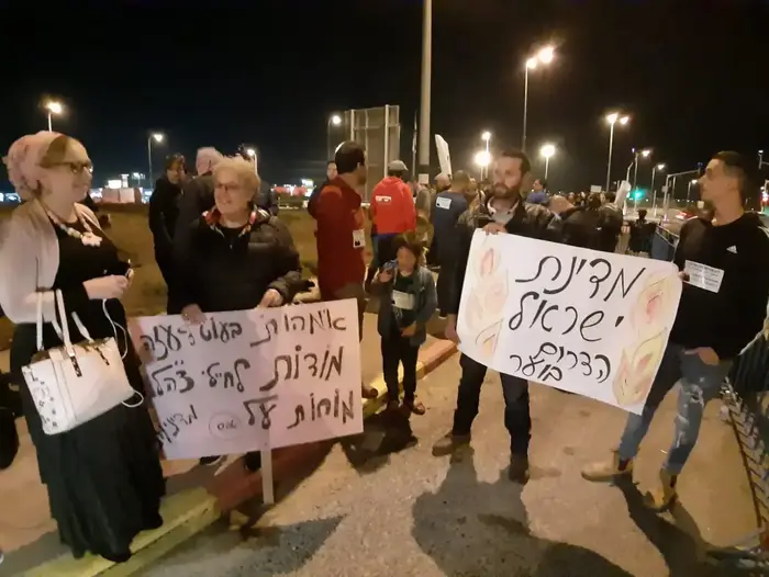 הפגנת תושבי עוטף עזה בצומת ניר-עם, 26 במרץ 2019 (שי מכלוף) הפגנת תושבי עוטף עזה בצומת ניר-עם, 26 במרץ 2019 (שי מכלוף)
