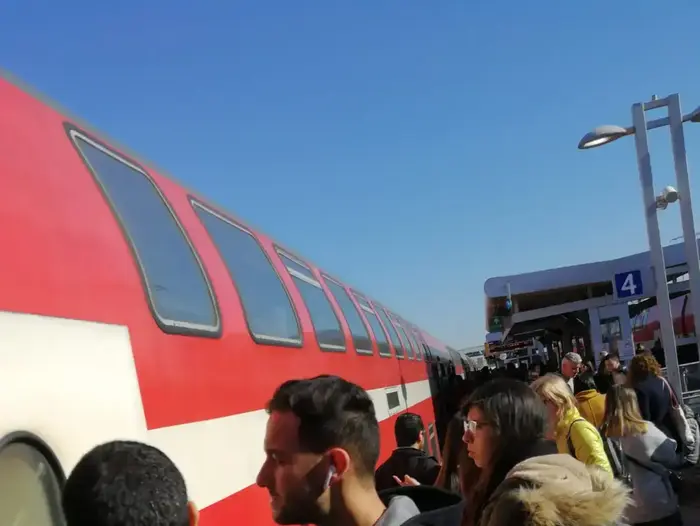 נוסעים מחכים לרכבת שבוטלה בתחנת נתניה, 27 במרץ 2019 (מערכת וואלה! NEWS , רווית כהן צפרירי)
