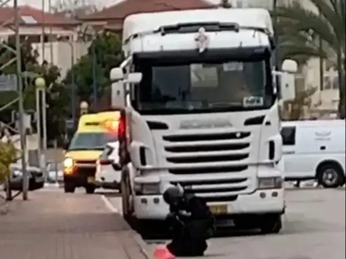 כוחות משטרה הוזעקו על ידי אזרח ערני בעקבות חפץ חשוד שככל הנראה התנתק מצרור בלונים ונחת בעיר שדרות, 1 באפריל 2019 (דוברות משטרת ישראל) כוחות משטרה הוזעקו על ידי אזרח ערני בעקבות חפץ חשוד שככל הנראה התנתק מצרור בלונים ונחת בעיר שדרות, 1 באפריל 2019 (דוברות משטרת ישראל)