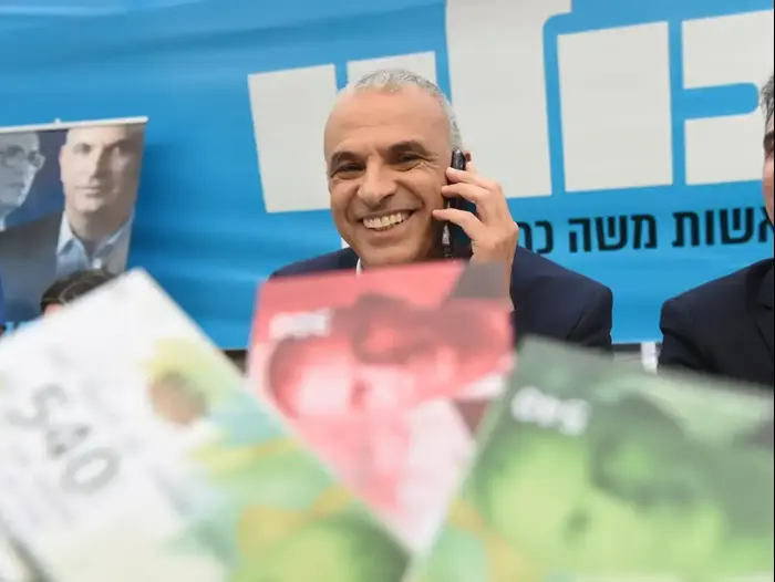 משה כחלון ואלי כהן מכולנו ממריצים בוחרים להצביע להם, מטה המפלגה, 8 באפריל 2019 (ראובן קסטרו) משה כחלון ואלי כהן מכולנו ממריצים בוחרים להצביע להם, מטה המפלגה, 8 באפריל 2019 (ראובן קסטרו)