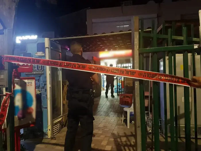 גבר בשנות ה-50 לחייו נורה מירי לעבר בית עסק בשפרעם ב-13 באפריל 2019 (דוברות משטרת ישראל) גבר בשנות ה-50 לחייו נורה מירי לעבר בית עסק בשפרעם ב-13 באפריל 2019 (דוברות משטרת ישראל)