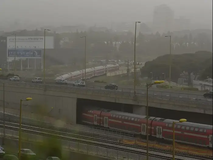 אובך בתל אביב, 14 באפריל 2019 (ראובן קסטרו) אובך בתל אביב, 14 באפריל 2019 (ראובן קסטרו)