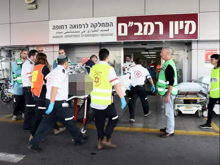 הגעת הפצועים מהשריפה ברחוב אבן גבירול בחיפה לבית החולים רמב"ם, 15 באפריל 2019 (יח"צ , בית החולים רמב"ם) הגעת הפצועים מהשריפה ברחוב אבן גבירול בחיפה לבית החולים רמב"ם, 15 באפריל 2019 (יח"צ , בית החולים רמב"ם)