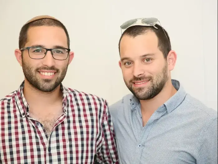 ידידיה קלרמן (מימין) ואחיו יהונתן (אתר רשמי , אחיה קלרמן) ידידיה קלרמן (מימין) ואחיו יהונתן (אתר רשמי , אחיה קלרמן)