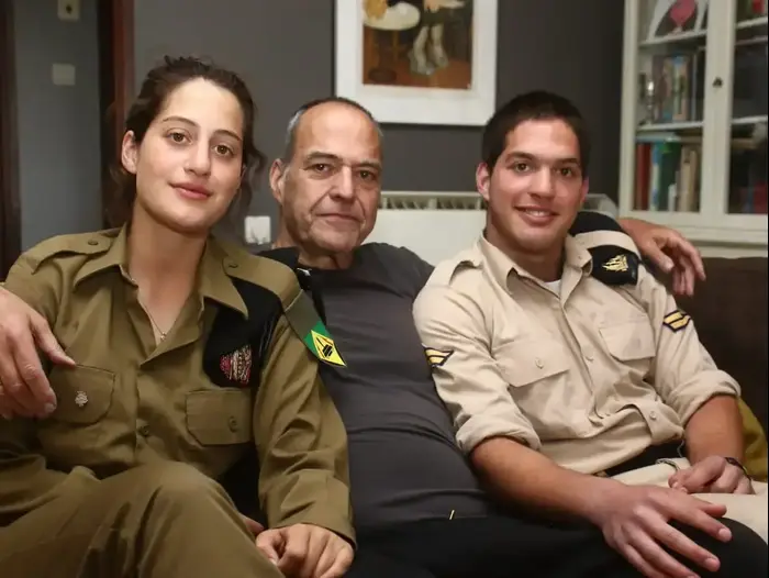מיכאל, נועה וטל לוי, אביו ואחיו של יובל לוי ז"ל, חלל צה"ל (שלומי גבאי) מיכאל, נועה וטל לוי, אביו ואחיו של יובל לוי ז"ל, חלל צה"ל (שלומי גבאי)