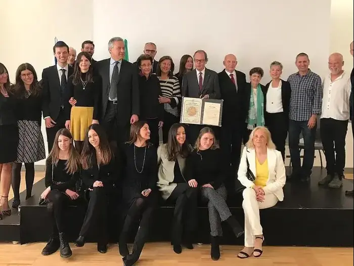 טקס הענקת אות חסיד אומות עולם למשפחת רוזנים שהחביאה את אברי פישר - אפריל 2019 (באדיבות המצולמים) טקס הענקת אות חסיד אומות עולם למשפחת רוזנים שהחביאה את אברי פישר - אפריל 2019 (באדיבות המצולמים)