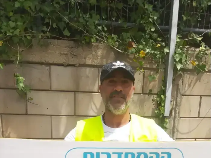 אליהו סולומון, עובד מפעל חרסה בבאר שבע בהפגנה נגד סגירתו, 30 באפריל 2019 (ללא שם) אליהו סולומון, עובד מפעל חרסה בבאר שבע בהפגנה נגד סגירתו, 30 באפריל 2019 (ללא שם)