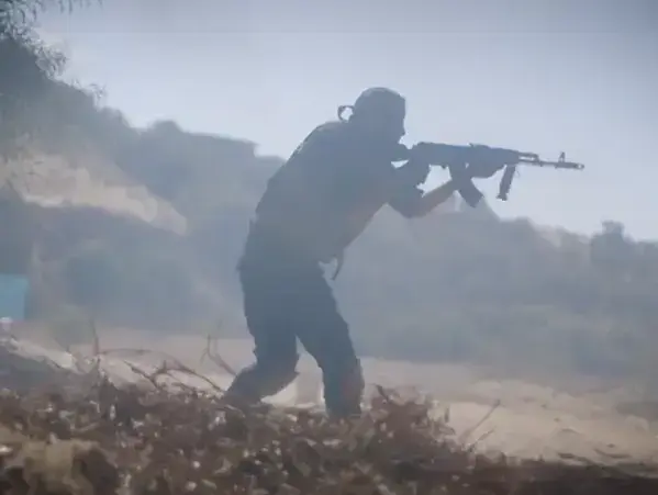 פעיל הג'יהאד האיסלאמי במהלך פעילות מבצעית מתוך סרטון שהארגון פרסם (אתר רשמי) פעיל הג'יהאד האיסלאמי במהלך פעילות מבצעית מתוך סרטון שהארגון פרסם (אתר רשמי)