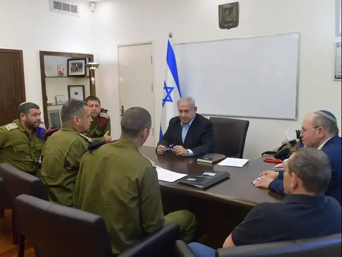 ראש הממשלה, בנימין נתניהו במהלך ישיבת הקבינט בקרייה, ת"א 4 במאי 2019 (אתר רשמי) ראש הממשלה, בנימין נתניהו במהלך ישיבת הקבינט בקרייה, ת"א 4 במאי 2019 (אתר רשמי)