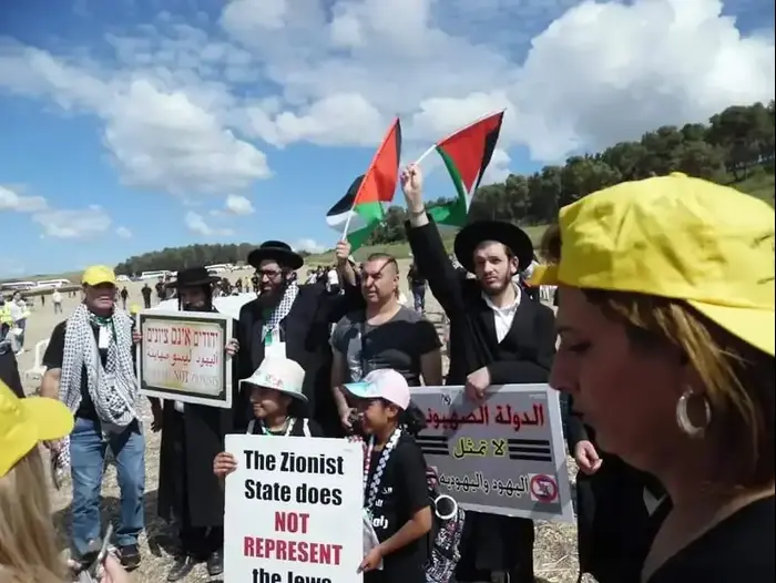 נטורי קרתא במצעד "השיבה" לרגל הנכבה, 9 מאי 2019 (עיבוד תמונה , נטורי קרתא) נטורי קרתא במצעד "השיבה" לרגל הנכבה, 9 מאי 2019 (עיבוד תמונה , נטורי קרתא)