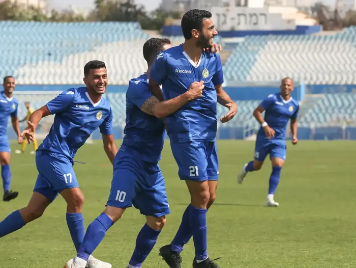 שחקן מכבי הרצליה יוסי שבחון חוגג (לירון מולדובן ) שחקן מכבי הרצליה יוסי שבחון חוגג (לירון מולדובן )