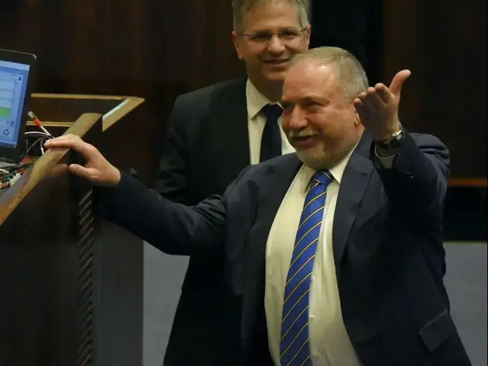 אביגדור ליברמן ויואב קיש, מליאת הכנסת, 29 במאי 2019 (ראובן קסטרו) אביגדור ליברמן ויואב קיש, מליאת הכנסת, 29 במאי 2019 (ראובן קסטרו)