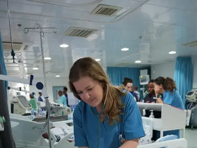 איירין, הילדה מטנזניה, בבית החולים לאחר הניתוח (אתר רשמי , גיל נאור) איירין, הילדה מטנזניה, בבית החולים לאחר הניתוח (אתר רשמי , גיל נאור)