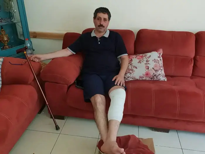 ג'עפר פרח בביתו יום לאחר ההפגנה בחיפה שהובילה לפציעתו לאחר עימות עם שוטרים 21 במאי 2018 (שלומי גבאי) ג'עפר פרח בביתו יום לאחר ההפגנה בחיפה שהובילה לפציעתו לאחר עימות עם שוטרים 21 במאי 2018 (שלומי גבאי)