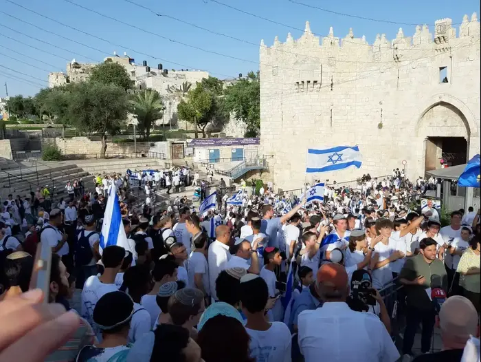 אלפי משתתפים בריקוד הדגלים המסורתי לרגל יום ירושלים, בשער שכם (רוני כנפו) אלפי משתתפים בריקוד הדגלים המסורתי לרגל יום ירושלים, בשער שכם (רוני כנפו)