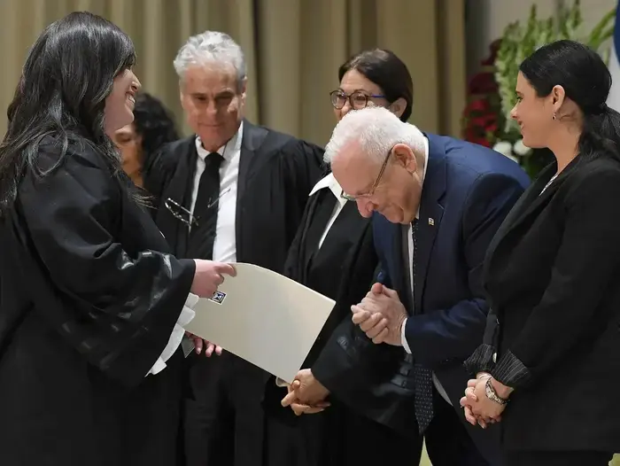 טקס השבעת השופטת חוי טוקר בבית הנשיא, 27 במרץ 2018 (אתר רשמי , ויקפדיה) טקס השבעת השופטת חוי טוקר בבית הנשיא, 27 במרץ 2018 (אתר רשמי , ויקפדיה)