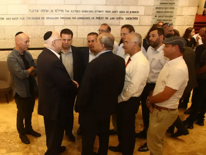 נשיא המדינה ראובן ריבלין עם חברי הכנסת איימן עודה דב חנין ואחמד טיבי לצד ארונה של רעייתו נחמה עם משפחת בתיאטרון ירושלים, 5 ביוני 2019 (שלומי גבאי) נשיא המדינה ראובן ריבלין עם חברי הכנסת איימן עודה דב חנין ואחמד טיבי לצד ארונה של רעייתו נחמה עם משפחת בתיאטרון ירושלים, 5 ביוני 2019 (שלומי גבאי)