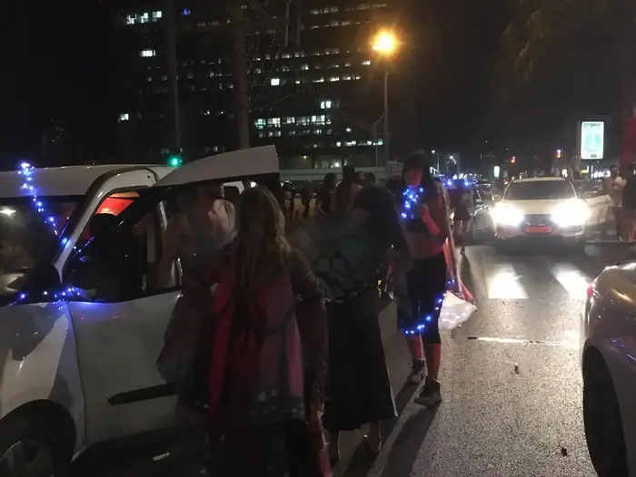 הפגנה בתל אביב במחאה על ביטול פסטיבל הטראנס דוף, 8 יוני 2019 (עיבוד תמונה) הפגנה בתל אביב במחאה על ביטול פסטיבל הטראנס דוף, 8 יוני 2019 (עיבוד תמונה)