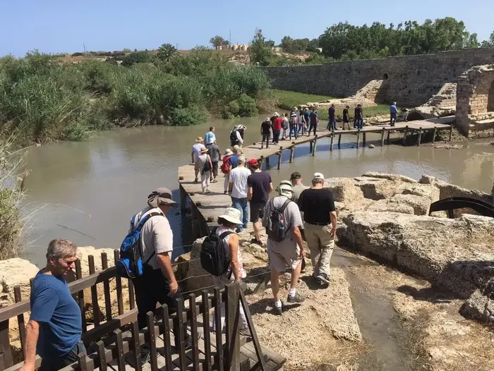 מטיילים בנחל תנינים, 8 ביוני 2019 (רשות הטבע והגנים , אורי ארליך) מטיילים בנחל תנינים, 8 ביוני 2019 (רשות הטבע והגנים , אורי ארליך)