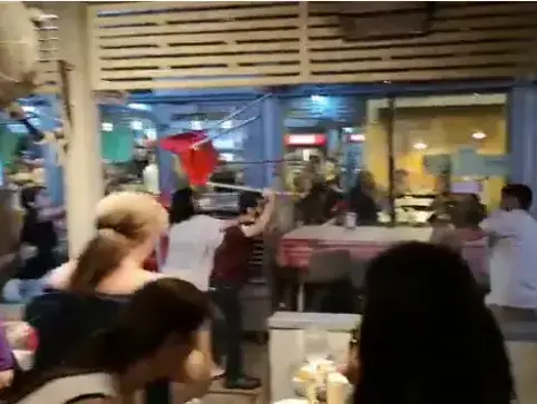 קטטה בבית הפנקייק, 15 יוני 2019 (עיבוד תמונה) קטטה בבית הפנקייק, 15 יוני 2019 (עיבוד תמונה)
