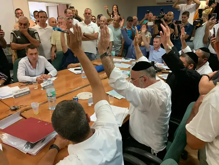 רוב של 9 מול 6 במועצת העיר טבריה הצביע נגד הצעת התקציב של ראש העיר רון קובי, 18 יוני 2019 (אתר רשמי) רוב של 9 מול 6 במועצת העיר טבריה הצביע נגד הצעת התקציב של ראש העיר רון קובי, 18 יוני 2019 (אתר רשמי)