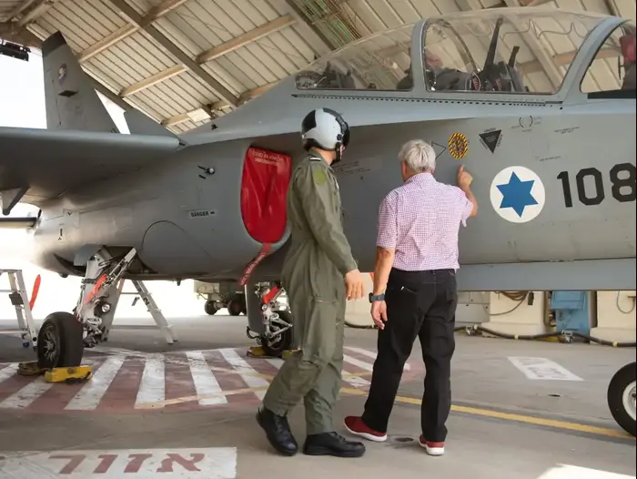 הסב מבסיס חצרים ונכדו הטייס (אתר רשמי , דובר צה"ל) הסב מבסיס חצרים ונכדו הטייס (אתר רשמי , דובר צה"ל)