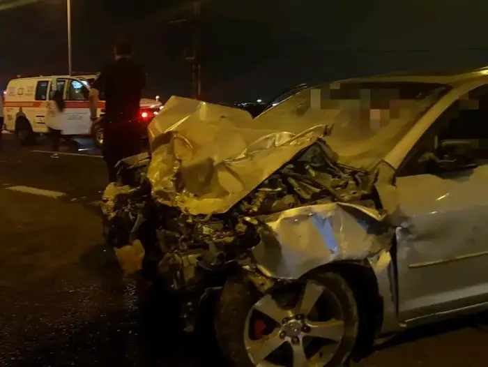 זירת תאונת הדרכים בין 3 כלי רכב בכביש 444 בכניסה לג'לג'וליה (מד"א) זירת תאונת הדרכים בין 3 כלי רכב בכביש 444 בכניסה לג'לג'וליה (מד"א)
