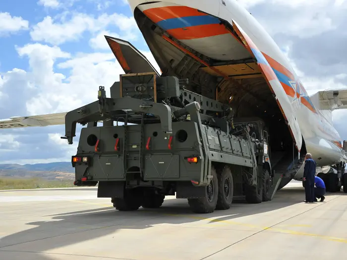 מערכת ההגנה הרוסית S-400 במהלך פריקה בשדה התעופה באנקרה, טורקיה 12 ביולי 2019 (רויטרס) מערכת ההגנה הרוסית S-400 במהלך פריקה בשדה התעופה באנקרה, טורקיה 12 ביולי 2019 (רויטרס)