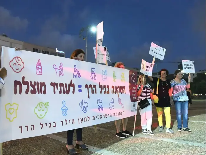 הפגנת הורים במחאה על אלימות נגד ילדים בגנים, כיכר רבין תל אביב, 27 יולי 2019 (ראובן קסטרו) הפגנת הורים במחאה על אלימות נגד ילדים בגנים, כיכר רבין תל אביב, 27 יולי 2019 (ראובן קסטרו)