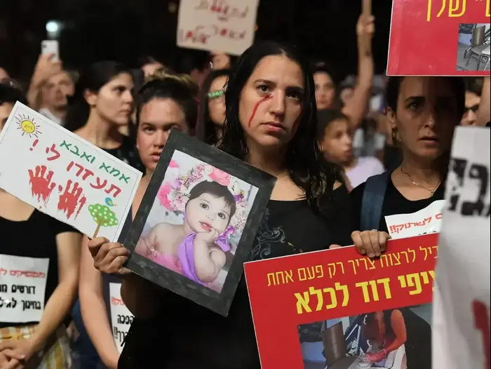 הפגנת הורים במחאה על אלימות נגד ילדים בגנים, כיכר רבין תל אביב, 27 יולי 2019 (ראובן קסטרו) הפגנת הורים במחאה על אלימות נגד ילדים בגנים, כיכר רבין תל אביב, 27 יולי 2019 (ראובן קסטרו)