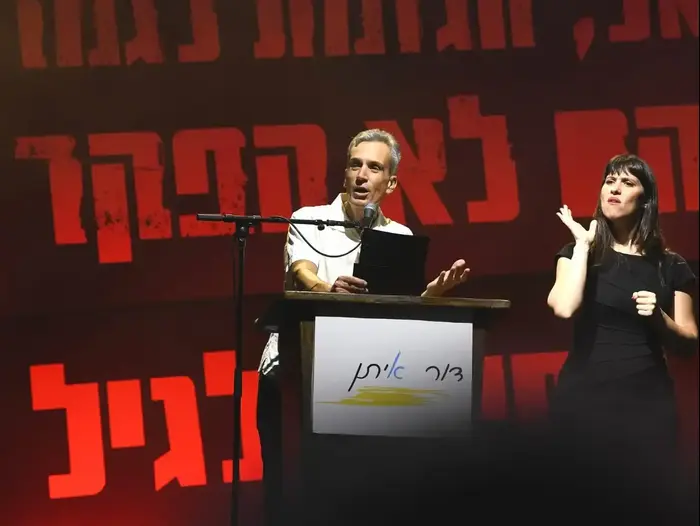 הפגנת הורים במחאה על אלימות נגד ילדים בגנים, כיכר רבין תל אביב, אברי גלעד, 27 יולי 2019 (ראובן קסטרו) הפגנת הורים במחאה על אלימות נגד ילדים בגנים, כיכר רבין תל אביב, אברי גלעד, 27 יולי 2019 (ראובן קסטרו)
