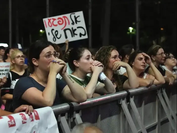 הפגנת הורים במחאה על אלימות נגד ילדים בגנים, כיכר רבין תל אביב, 27 יולי 2019 (ראובן קסטרו) הפגנת הורים במחאה על אלימות נגד ילדים בגנים, כיכר רבין תל אביב, 27 יולי 2019 (ראובן קסטרו)