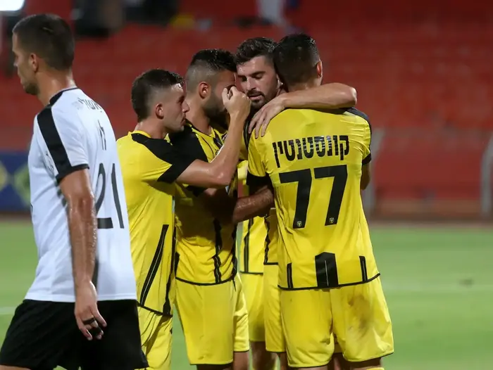 שחקן בית"ר ירושלים שלומי אזולאי חוגג עם חבריו (קובי אליהו) שחקן בית"ר ירושלים שלומי אזולאי חוגג עם חבריו (קובי אליהו)
