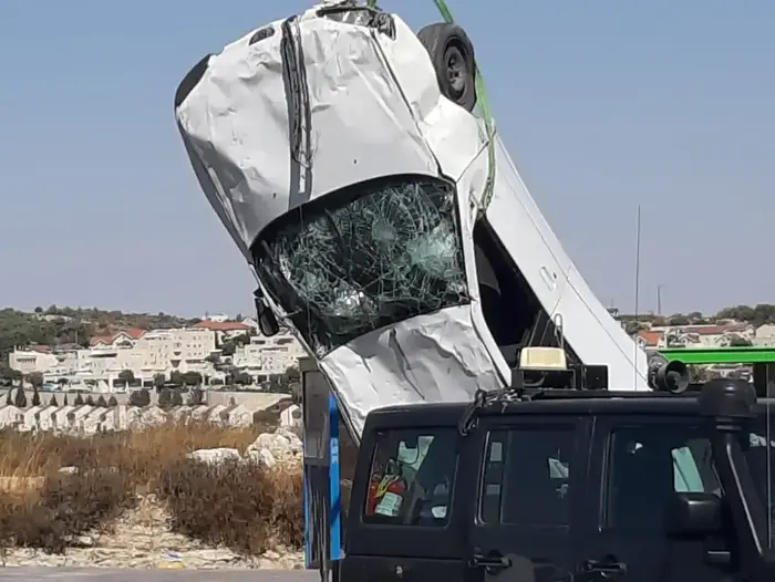 פינוי מכונית המחבל מפיגוע הדריסה בגוש עציון, 16 אוגוסט 2019 (עיבוד תמונה , רוני קנפו) פינוי מכונית המחבל מפיגוע הדריסה בגוש עציון, 16 אוגוסט 2019 (עיבוד תמונה , רוני קנפו)