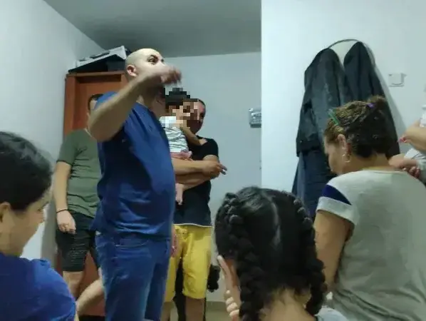 תושבים מניר עם מסתגרים בממ"ד עם ילדיהם, בעת התרעת צבע אדום, 16 אוגוסט 2019 (TPS) תושבים מניר עם מסתגרים בממ"ד עם ילדיהם, בעת התרעת צבע אדום, 16 אוגוסט 2019 (TPS)