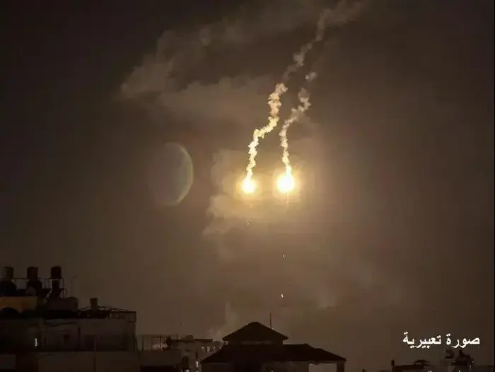 ירי פצצות תאורה לקראת תקיפה בעזה, 17 באוגוסט 2019 (צילום מסך) ירי פצצות תאורה לקראת תקיפה בעזה, 17 באוגוסט 2019 (צילום מסך)