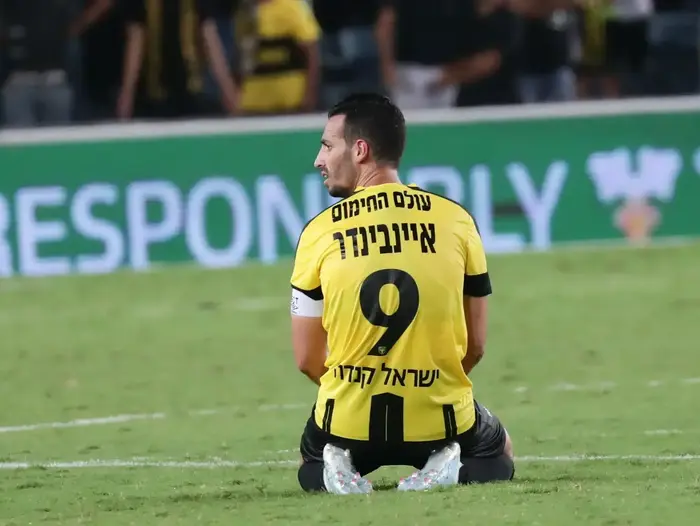 שחקן בית"ר ירושלים דן איינבינדר מאוכזב (דני מרון) שחקן בית"ר ירושלים דן איינבינדר מאוכזב (דני מרון)
