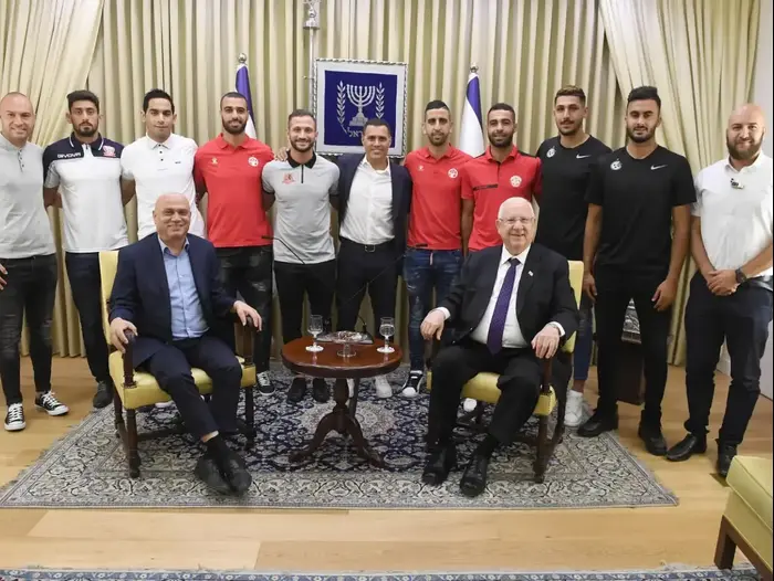 נשיא המדינה ראובן ריבלין עם שחקני ומאמני כדורגל לכבוד עונת המשחקים 2019/20 (יח"צ , מארק ניימן) נשיא המדינה ראובן ריבלין עם שחקני ומאמני כדורגל לכבוד עונת המשחקים 2019/20 (יח"צ , מארק ניימן)