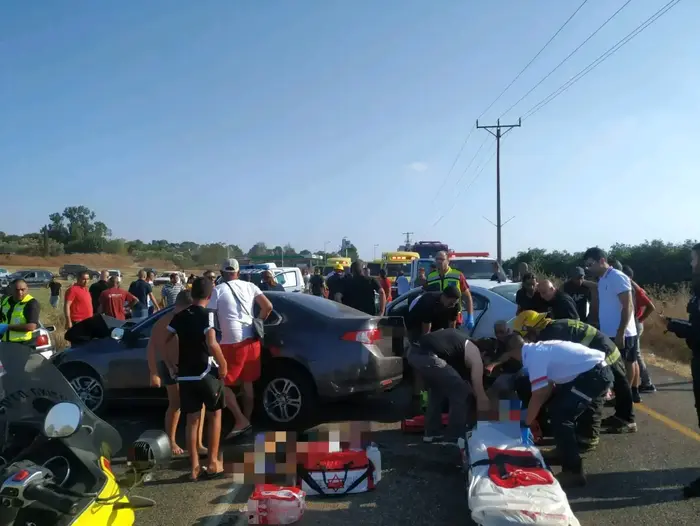 זירת התאונה סמוך למועצה זרזיר בה נפצעו 10 אנשים. 31 באוגוסט 2019 (מד"א , תיעוד מבצעי מד"א) זירת התאונה סמוך למועצה זרזיר בה נפצעו 10 אנשים. 31 באוגוסט 2019 (מד"א , תיעוד מבצעי מד"א)