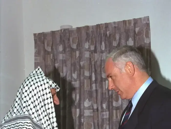 ליום הבחירות- זיכרונות ממשלתיים- רגעים בחיי ראשי ממשלה
בנימין נתניהו ויאסר ערפאת (לשכת העיתונות הממשלתית , משה מילנר, לשכת העיתונות הממשלתית) ליום הבחירות- זיכרונות ממשלתיים- רגעים בחיי ראשי ממשלה
בנימין נתניהו ויאסר ערפאת (לשכת העיתונות הממשלתית , משה מילנר, לשכת העיתונות הממשלתית)