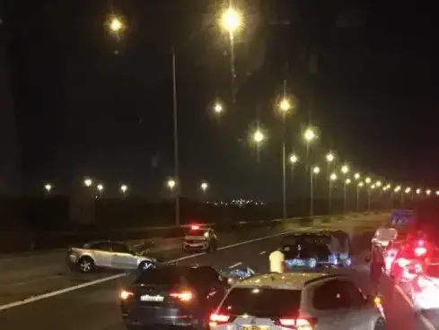 זירת תאונת דרכים סמוך לניצני עוז בכביש 6 בה נהרג גבר בן 33, 16 בספטמבר 2019 (דוברות משטרת ישראל) זירת תאונת דרכים סמוך לניצני עוז בכביש 6 בה נהרג גבר בן 33, 16 בספטמבר 2019 (דוברות משטרת ישראל)
