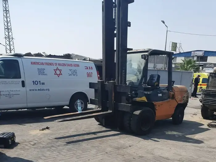 נער בן 16 נהרג מפגיעת מלגזה באזור תעשייה ברהט, 20 בספטמבר 2019 (אתר רשמי , דוברות מד"א) נער בן 16 נהרג מפגיעת מלגזה באזור תעשייה ברהט, 20 בספטמבר 2019 (אתר רשמי , דוברות מד"א)