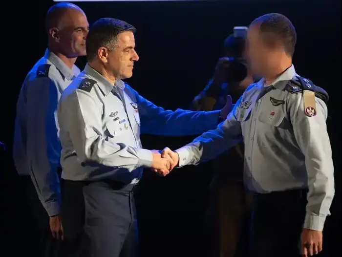 תמונות מטקס הענקת צל״שים ותעודות הערכה מטעם מפקד חיל-האוויר ללוחמים שלקחו חלק במבצע המיוחד בחאן יונס, 22 בספטמבר 2019 (דובר צה"ל) תמונות מטקס הענקת צל״שים ותעודות הערכה מטעם מפקד חיל-האוויר ללוחמים שלקחו חלק במבצע המיוחד בחאן יונס, 22 בספטמבר 2019 (דובר צה"ל)